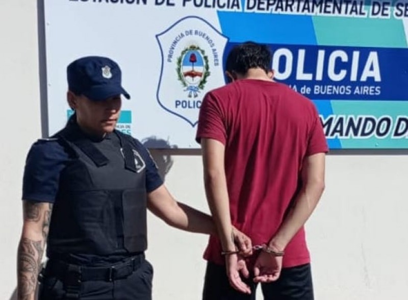Rob alfajores y chocolates en un kiosco: fue reducido por un vecino